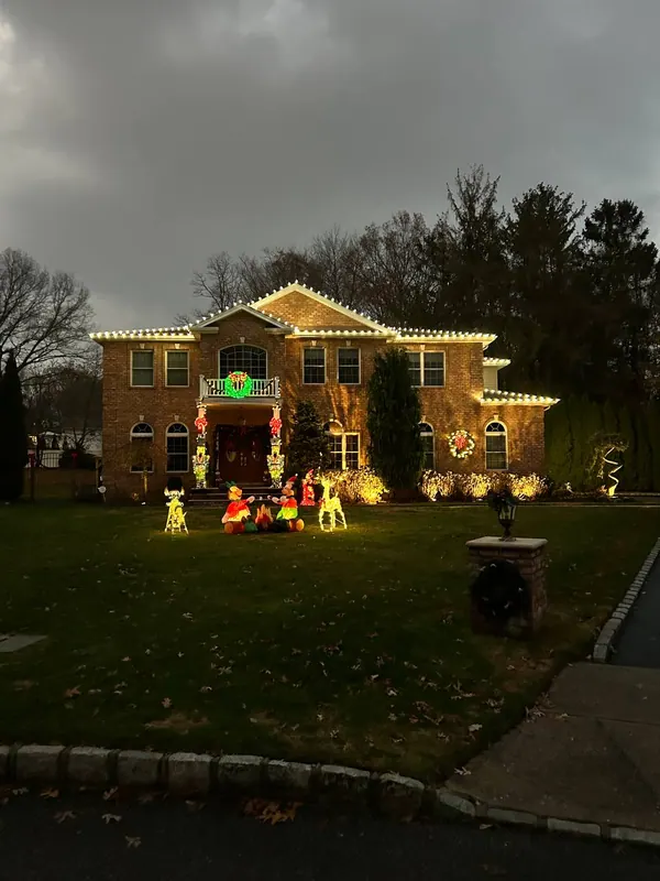 Roofline, balcony wreath and wrapped columns